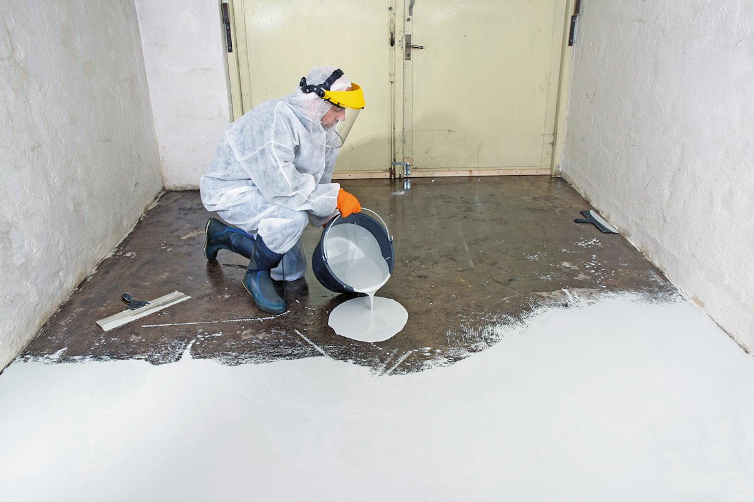 Male betonggulv: Malingen tømmes ut og rulles på med en rull på en stang. Pass på at du ikke får det på huden eller i øynene.